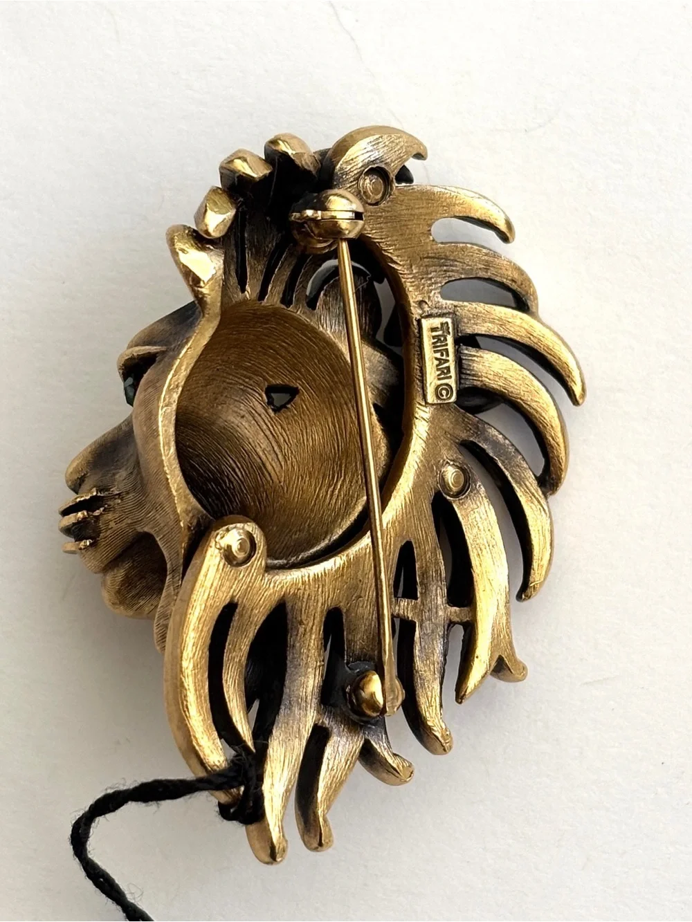 Vintage Crown Trifari golden lions head with green eyes brooch pin NWT
